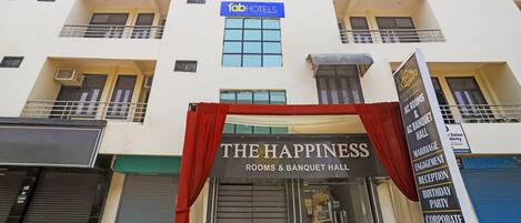 Un hotel llamado "The Happiness" con un letrero que dice "Fab Hotels" en la parte superior.