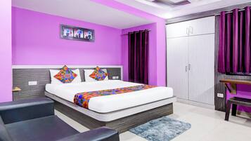 Egyptian cotton sheets, premium bedding, in-room safe, WiFi (free)