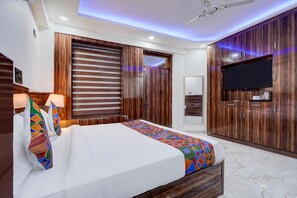 Egyptian cotton sheets, premium bedding, in-room safe, free WiFi