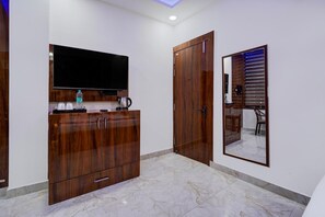 Egyptian cotton sheets, premium bedding, in-room safe, free WiFi - FabExpress Miss Too (Noida)