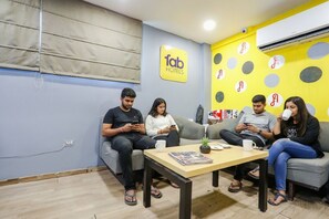 Lobby sitting area - FabHotel The Vaishali Dakshini Pitampura (New Delhi)