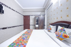Egyptian cotton sheets, premium bedding, in-room safe, free WiFi