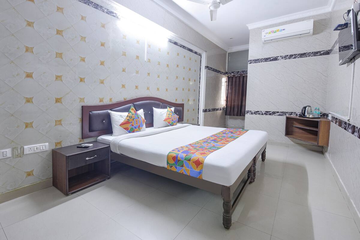 Deluxe Room | Egyptian cotton sheets, premium bedding, in-room safe, WiFi (free)