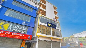 A building with a sign for 'Fab Hotels' and another sign for 'Kolkata Trends'. - FabHotel Dreamz Heaven (Barasat)
