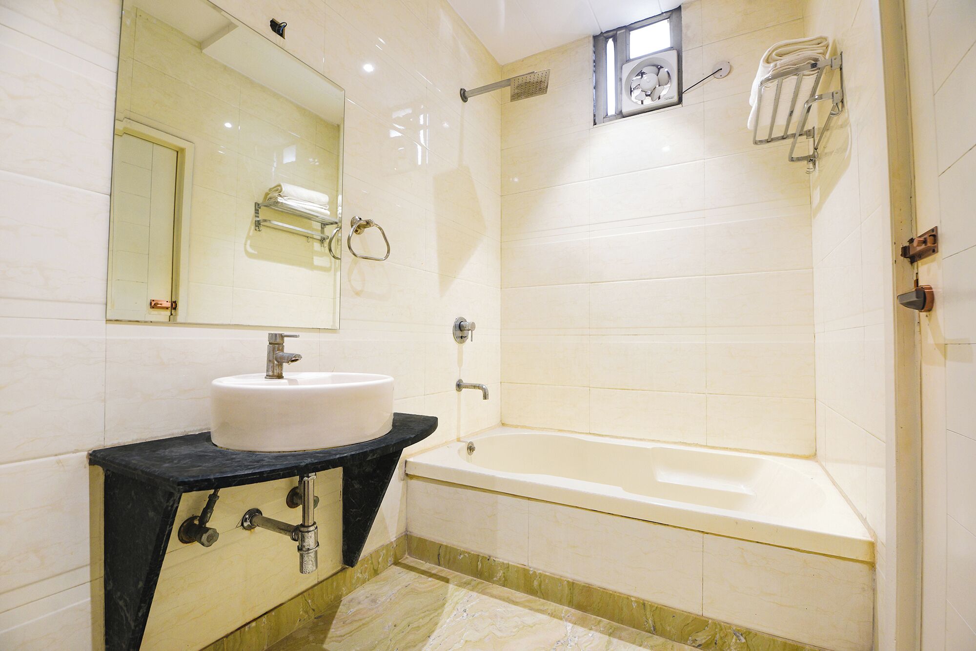 ฝักบัว, เรนชาวเวอร์, ของใช้ในห้องน้ำฟรี, ผ้าเช็ดตัว