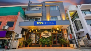 Een hotelgevel met een bord waarop 'fab hotels' en 'Breaths and Moulds' staat.