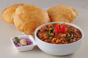 Se ofrece un desayuno continental (300 INR por persona)