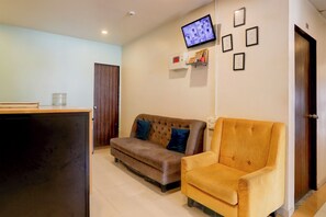 Lobby sitting area - FabHotel Prime Ace II - Near Jupiter Hospital (Vadodara)