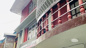 A hotel with a sign indicating it offers rooms, a restaurant, and a bar. - FabHotel Palbheu (Gangtok)