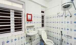 Deluxe-værelse | Badeværelse | Bruser, brusehoved med spredningseffekt, gratis toiletartikler