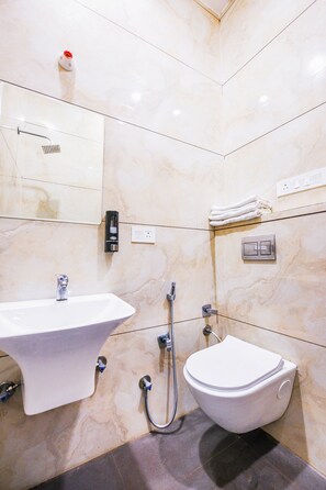 Douche, douche à « effet pluie », articles de toilette gratuits