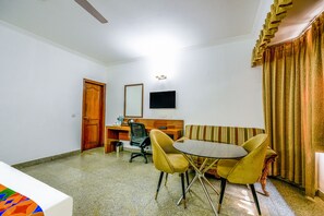 Egyptian cotton sheets, premium bedding, in-room safe, free WiFi