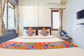 Egyptian cotton sheets, premium bedding, in-room safe, free WiFi - FabExpress Global Stay (Coimbatore)