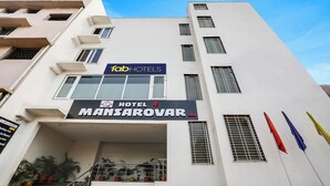 A building with a sign for 'Mansarovar Inn' and 'Fab Hotels'. - FabHotel Mansarovar Inn (Raipur)