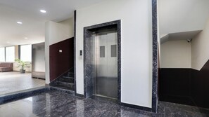 Lobby - FabHotel Mansarovar Inn (Raipur)