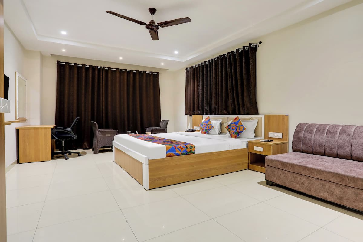Luxury Room, 1 Queen Bed | Egyptian cotton sheets, premium bedding, in-room safe, free WiFi