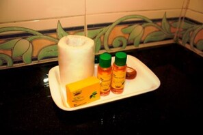 Premium-Zimmer | Badezimmer | Dusche, Regendusche, kostenlose Toilettenartikel, Handtücher