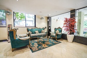 Lobby sitting area - FabHotel Park Mahindra (Raipur)