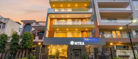 Vista frontal de la propiedad