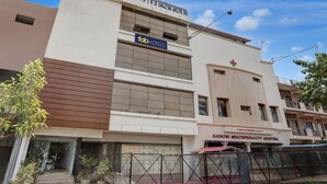 Un hotel llamado "HOTEL ORIENTAL" con un letrero de "fabHOTELS" y un hospital cercano, "GAYATRI MULTISPECIA/JT HOSPITAL".
