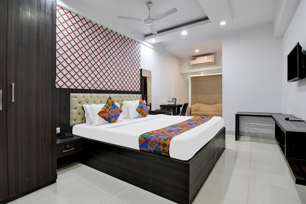 Egyptian cotton sheets, premium bedding, in-room safe, free WiFi