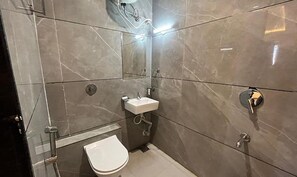 Shower, rainfall showerhead, free toiletries, towels - FabHotel Prakash (Ujjain)