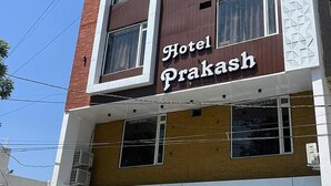 Un edificio con un cartel que dice "Hotel Prakash".