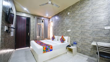 Deluxe Room | Egyptian cotton sheets, premium bedding, in-room safe, free WiFi