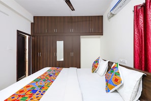 Egyptian cotton sheets, premium bedding, in-room safe, free WiFi - FabExpress New Balaji Home Stay (Srikalahasti)