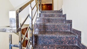 Eine Treppe mit Metallgeländer und dunklen Granitstufen.