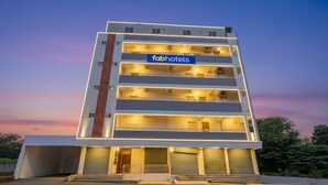 Un immeuble à plusieurs étages, orné d’une enseigne « fabhotels », doté de balcons et présentant une architecture moderne.