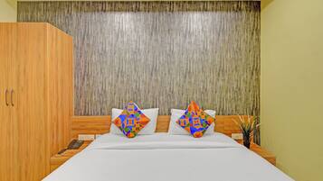 Egyptian cotton sheets, premium bedding, in-room safe, WiFi (free)
