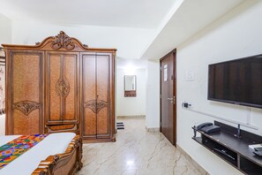 Egyptian cotton sheets, premium bedding, in-room safe, free WiFi