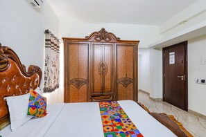 Egyptian cotton sheets, premium bedding, in-room safe, free WiFi - FabExpress Fen Breeze (Chennai)