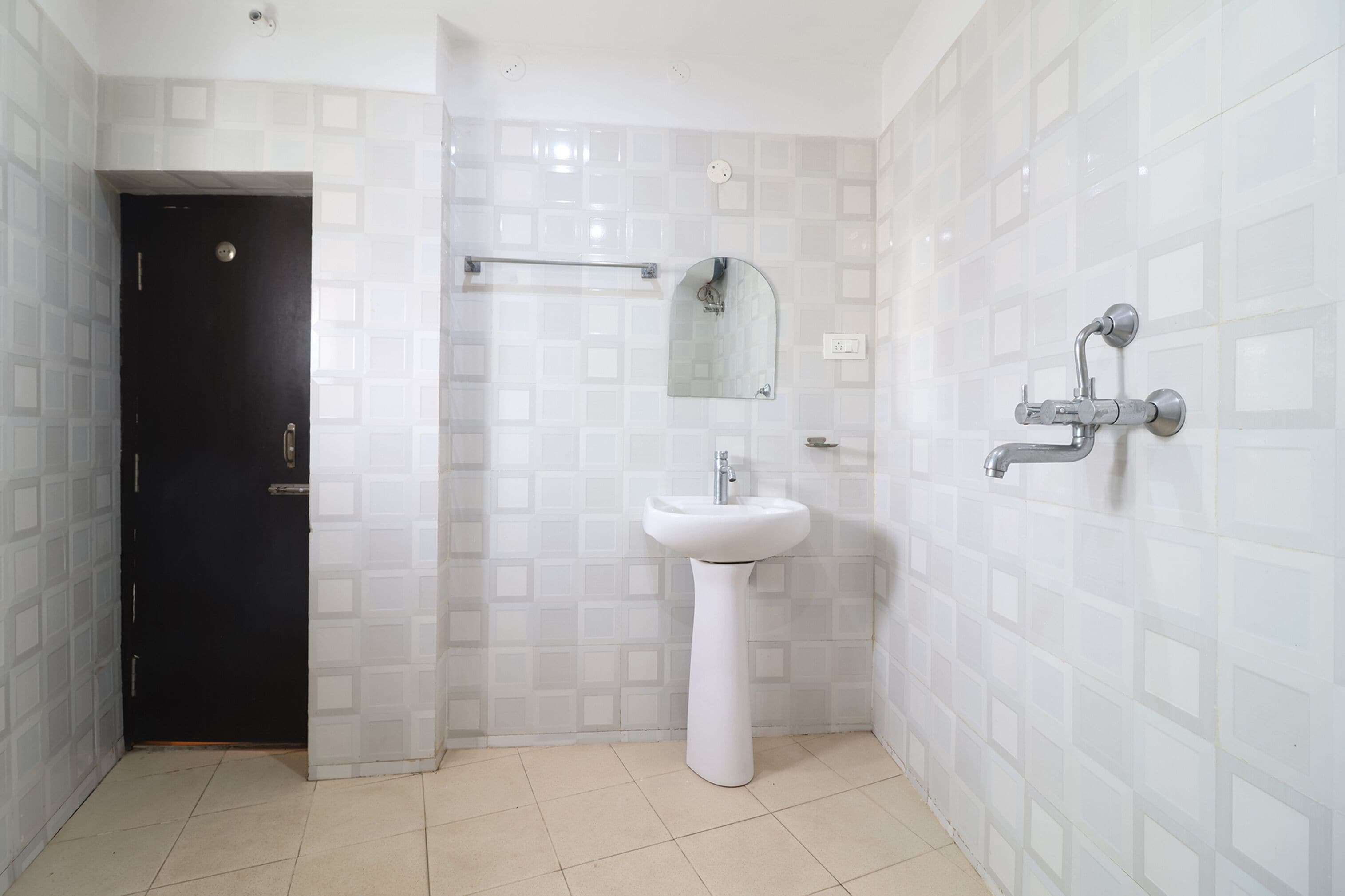 淋浴设施、大花洒淋浴喷头、免费洗浴用品、毛巾