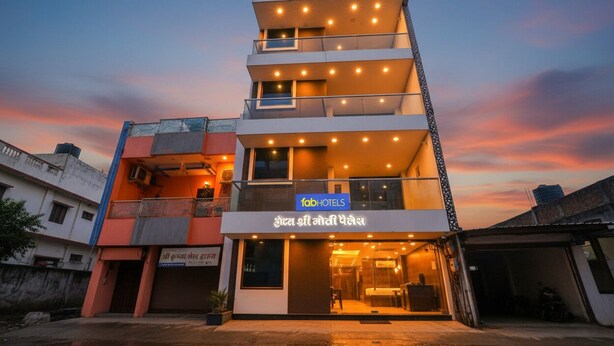 Un hôtel à plusieurs étages, doté d’une enseigne en anglais et d’une autre en hindi, indiquant qu’il fait partie du groupe Fab Hotels.