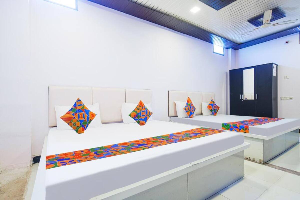 Une chambre d’hôtel moderne, dotée d’un grand lit, d’un bureau et d’une armoire.