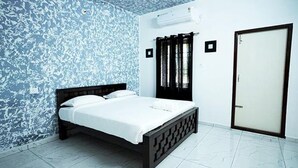 Un dormitorio con cama, armario y pared con diseño texturizado.