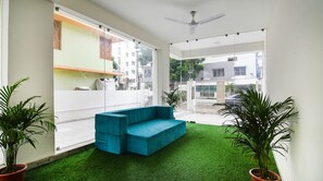 Lobby sitting area - FabHotel Majestic Suite (Barasat)