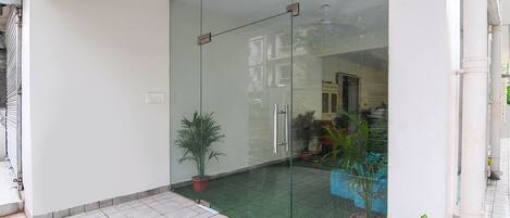 Entrée de l’hébergement