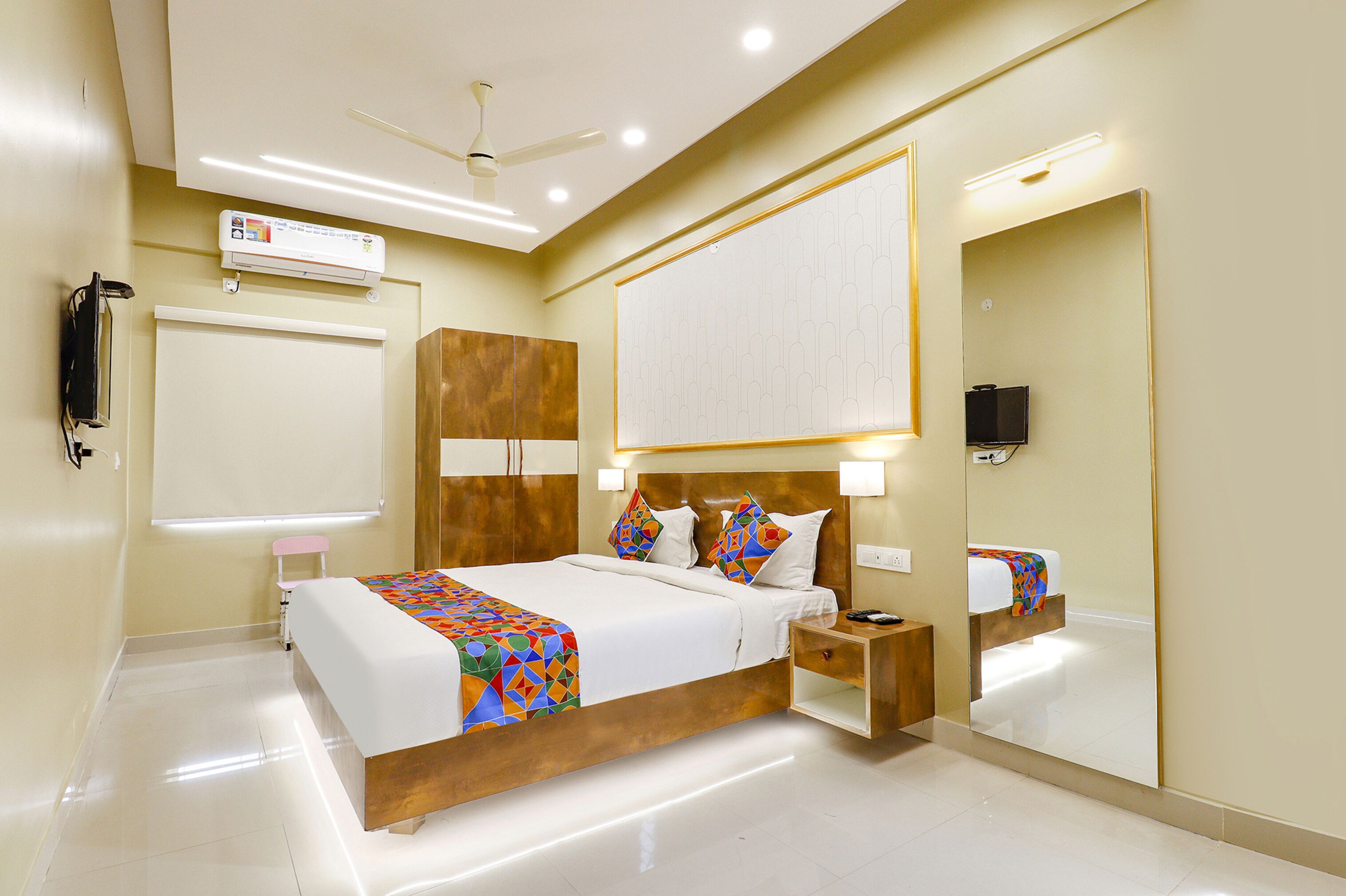 房內夾萬、書桌、免費 Wi-Fi、床單