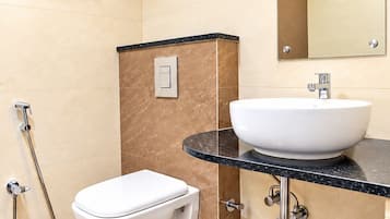 Ein modernes Badezimmer mit Toilette, Waschbecken und Dusche.
