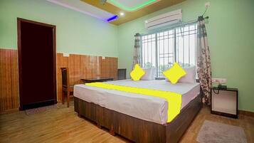 Egyptian cotton sheets, premium bedding, in-room safe, free WiFi