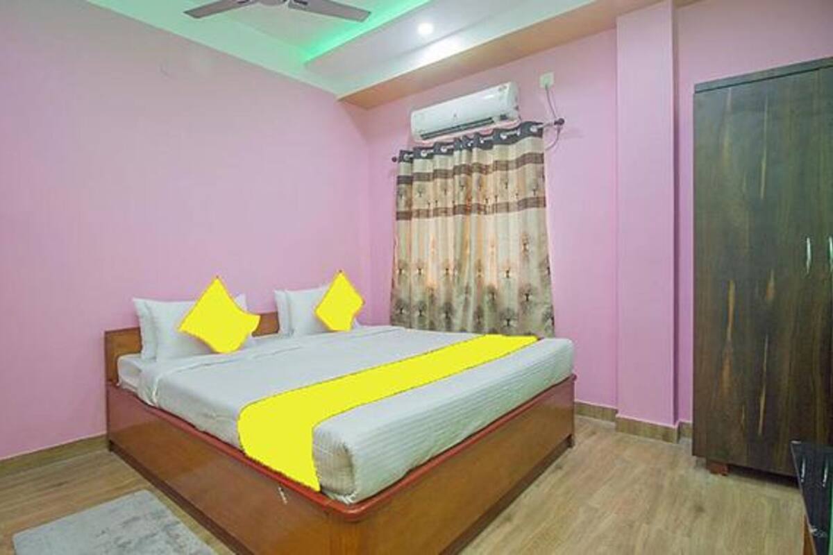 Un dormitorio con cama, armario y aire acondicionado.