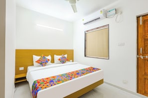 Egyptian cotton sheets, premium bedding, in-room safe, free WiFi - Via Pednekar Plaza (Baga)