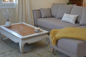 TV - Au Gré des Souvenirs, cottage for 4 to 10 people, air conditioning, jacuzzi (CHATEAU LA VALLIERE)