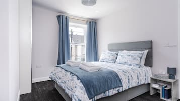 4 bedrooms, iron/ironing board, WiFi, bed sheets