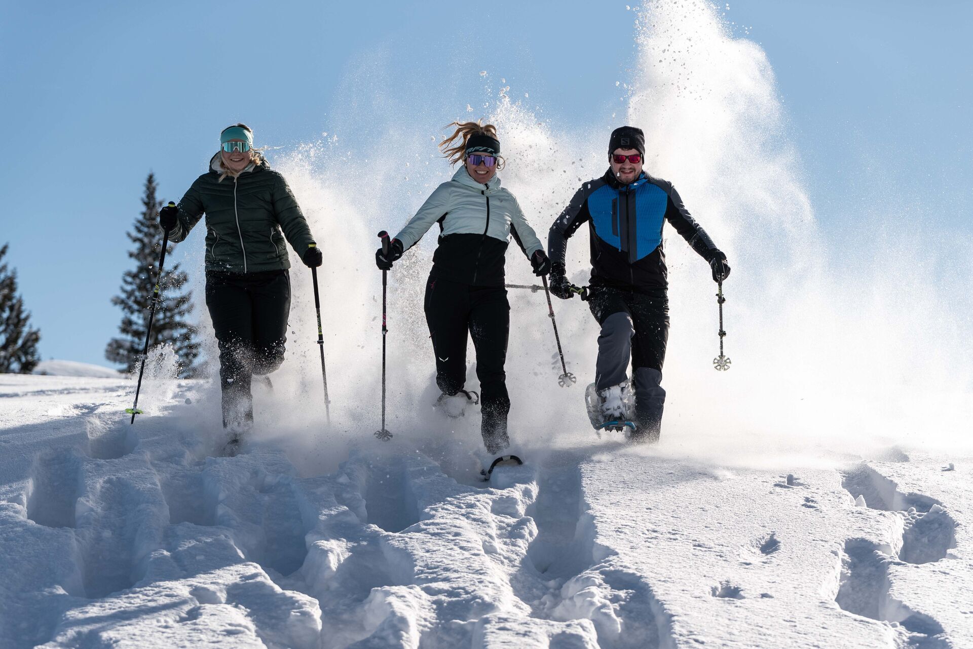 Tres personas esquiando en una pendiente nevada.
