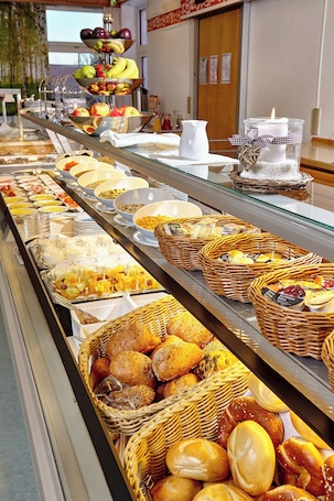 Free daily buffet breakfast. Aura Hotel Saulgrub