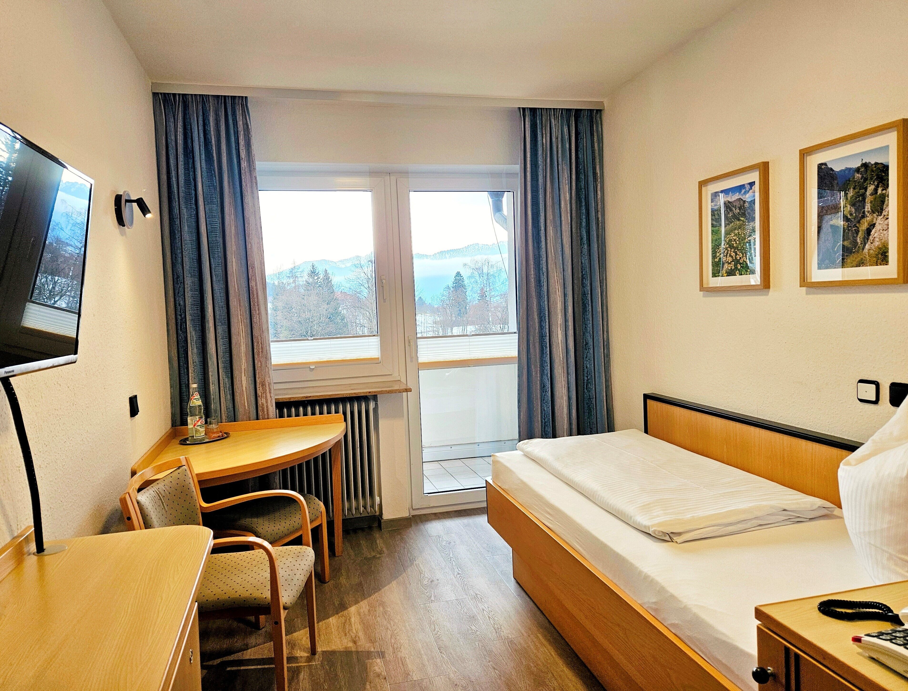 Enkeltrom – standard | Allergitestet sengetøy, skrivebord og skrivebord for bærbar PC